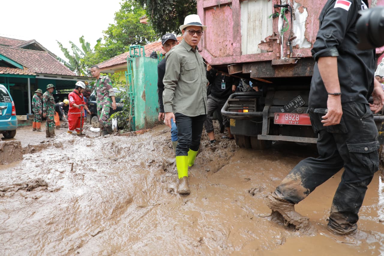 Bupati Bandung Dadang Supriatna meninjau Lokasi Banjir Bandang di Majalaya