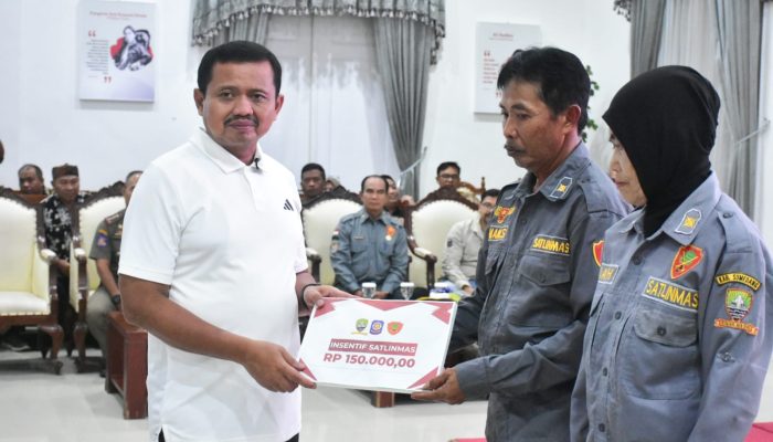 Bupati Dony Serahkan Insentif bagi Ribuan Satlinmas Sumedang