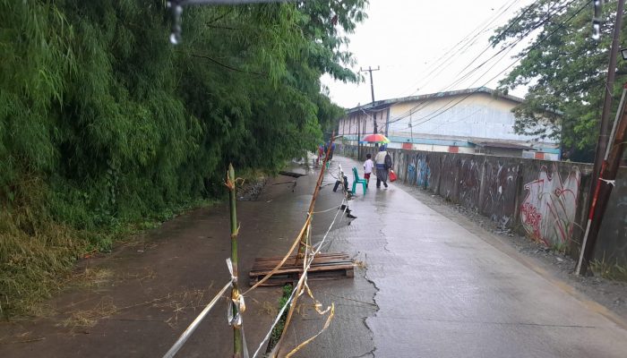 Jalan Utama Purwadana Ambles, Akses Warga Terancam Putus