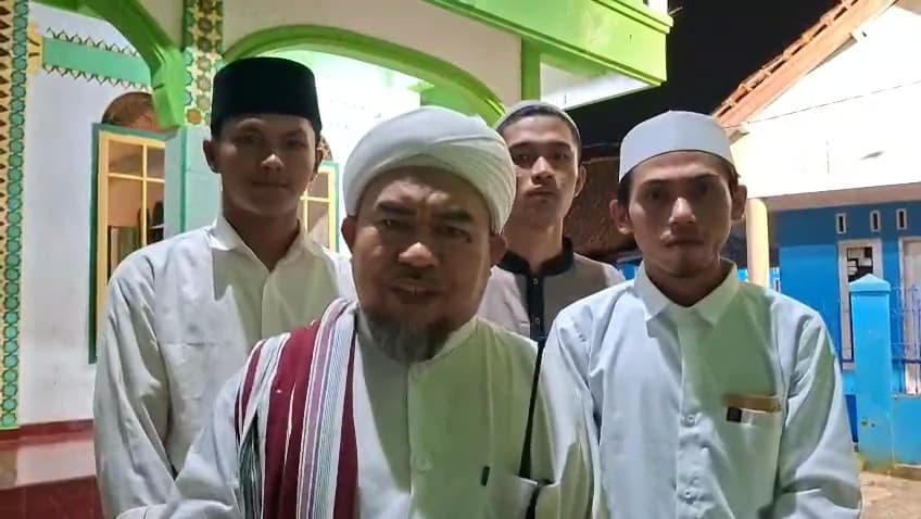 KH Yan-yan Al Bayani, Pimpinan Pondok Pesantren Miftahulhuda Jarnauziyyah.