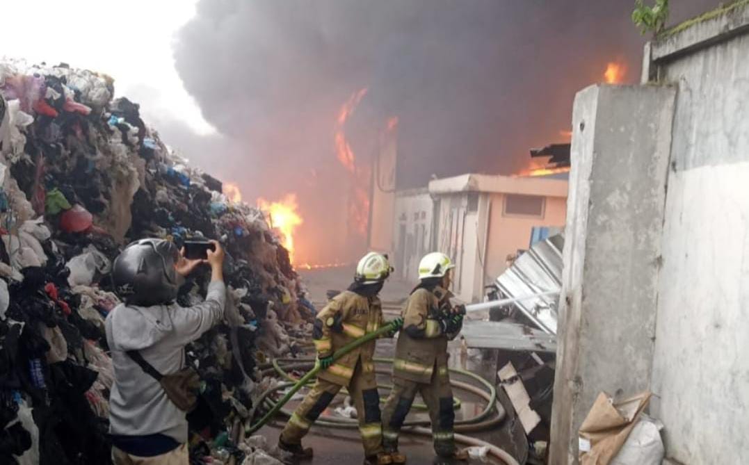 Kebakaran Pabrik di Babakan CIparay Bandung