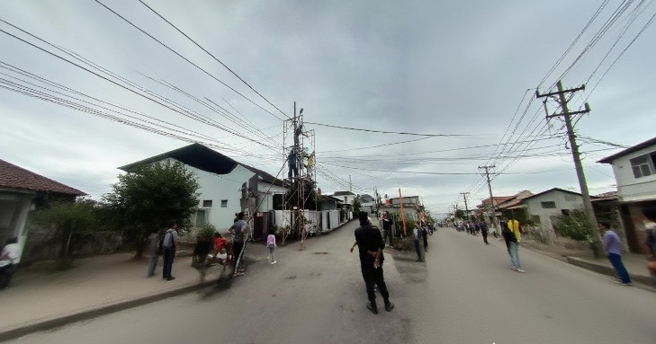 warga Komplek Madinah, Jalan Permata Inten RT 07/RW 11, Kelurahan Cisaranten Kulon, Kecamatan Arcamanik, akhirnya memilih bertindak sendiri mengganti lampu penerangan jalan yang sudah mati