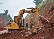 Longsor Jatigede Tutup Jalan Lingkar Utara, Akses Dialihkan