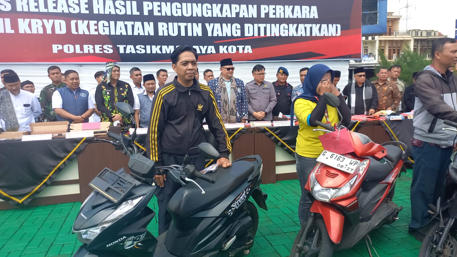 Nani Haryani (38), warga Kecamatan Salopa, Kabupaten Tasikmalaya Mendapatkan Motornya Kemabali