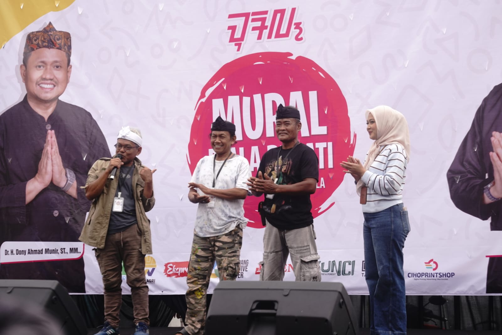 Kawasan Sport Center Tadjimalela menjadi ruang ekspresi seni bagi para muralis dari berbagai daerah di Indonesia