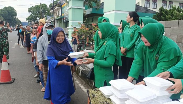 Persit Kodim Tasikmalaya Tebar Nasi Box di Ramadan