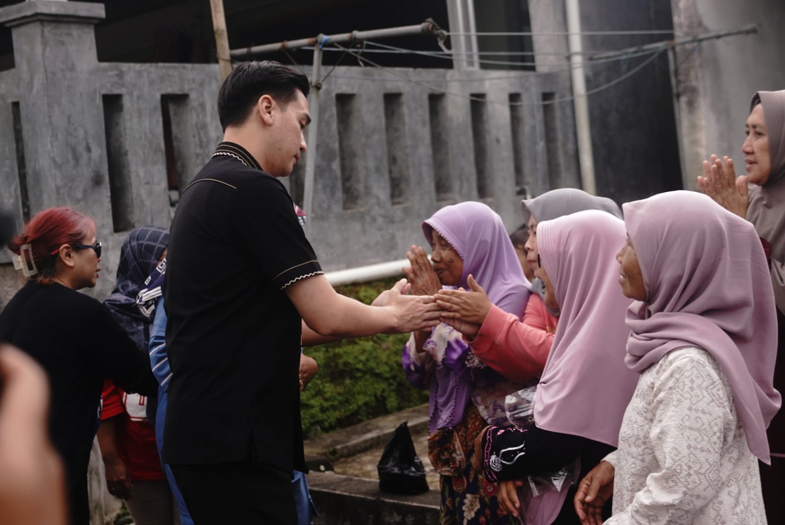 Wakil Bupati Sumedang M. Fajar Aldila melaksanakan kegiatan Safari Ramadhan di Masjid Al Ikhlas, Desa Bongkok