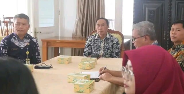 Sekretaris Daerah Kabupaten Sukabumi, Ade Suryaman, menerima audiensi PT Jasnita Telekomindo di Pendopo Sukabumi