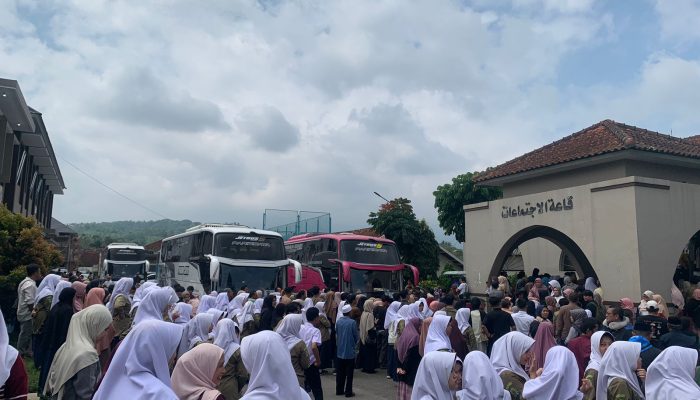 Ponpes Darul Arqam Garut Lepas 221 Jemaah Umroh Akbar