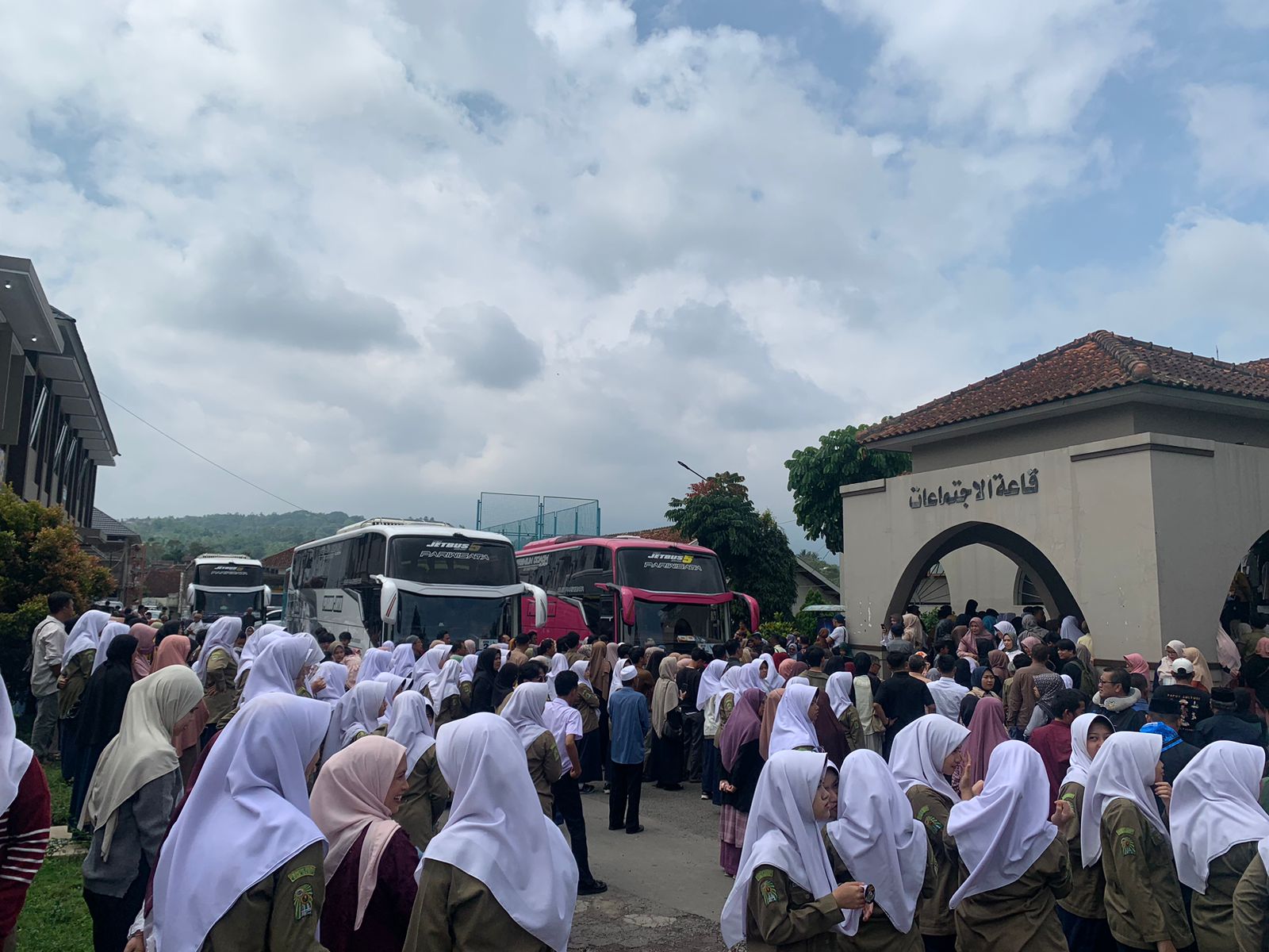 Pondok Pesantren (Ponpes) Darul Arqam Muhammadiyah Daerah Garut kembali menyelenggarakan program unggulan pelepasan Jemaah Umroh Akbar bagi santri kelas enam
