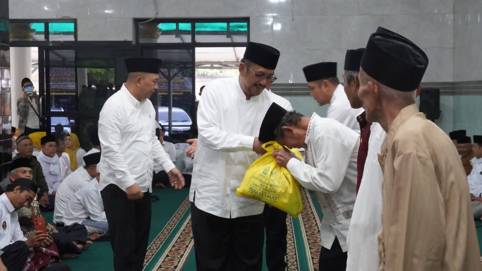 Bupati Sukabumi Asep Japar