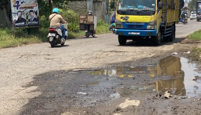 Jalur Mudik Karawang Rusak Parah Jelang Arus Lebaran