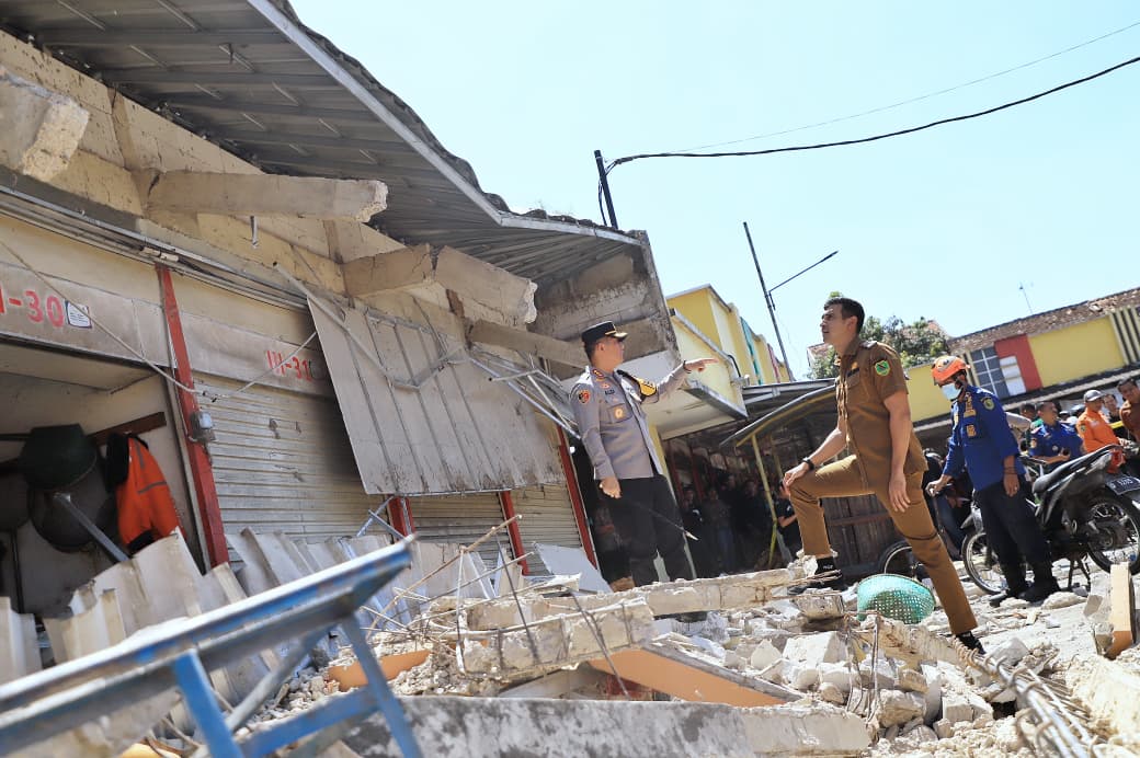 Kanopi Pasar Soreang Ambruk