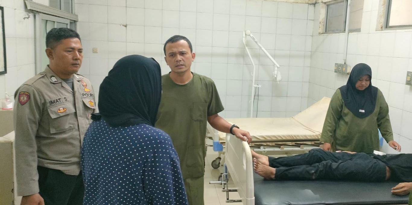 Korban Keracunan di Rawat oleh Petugas Medis