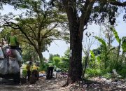 Petugas Mengangkut Tumpukan Sampah Pasca Lebaran