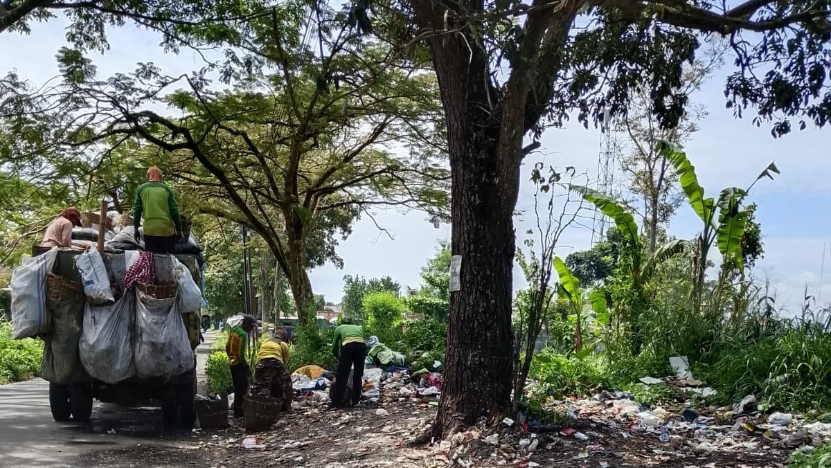 Petugas Mengangkut Tumpukan Sampah Pasca Lebaran