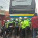 Polisi Dorong Bus Mogok di Tanjakan Gentong