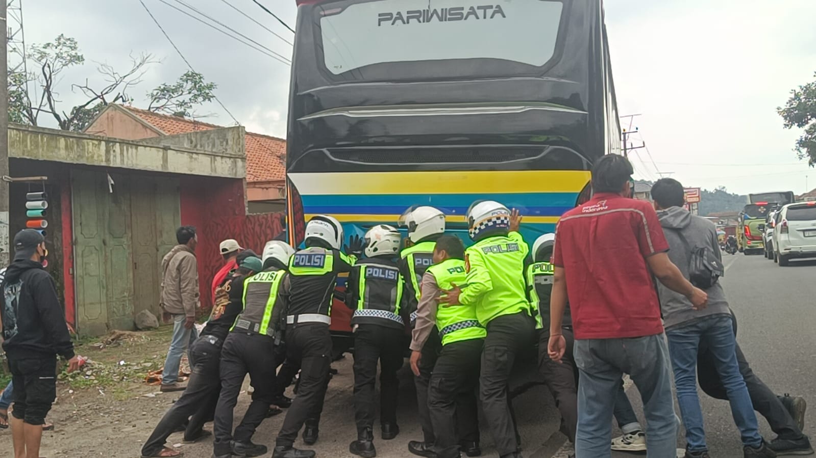 Polisi Dorong Bus Mogok di Tanjakan Gentong