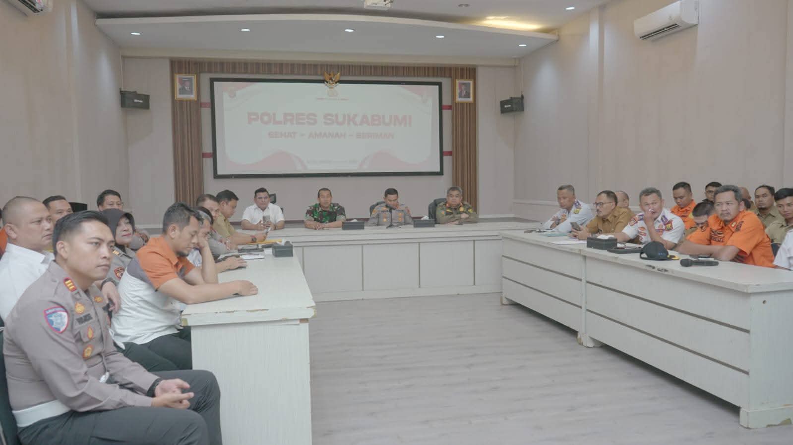 Polres Sukabumi bersama sejumlah Organisasi Perangkat Daerah (OPD) mengikuti Rapat Koordinasi (Rakor) Lintas Sektoral Bidang Operasional Tingkat Menteri secara virtual di Aula Mapolres Sukabumi