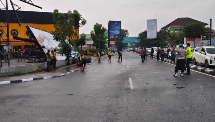 Angin Kencang Terjang Bandung, Reklame Roboh