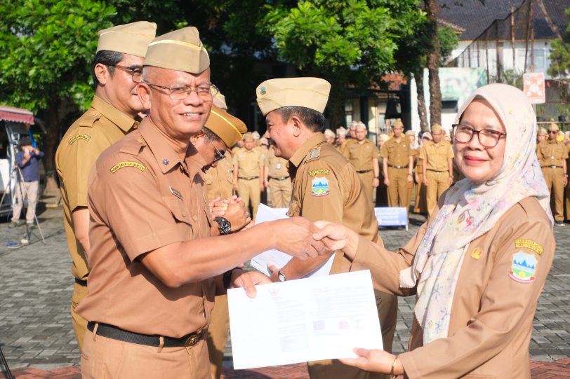 Sekda Nurdin Yana (kiri)