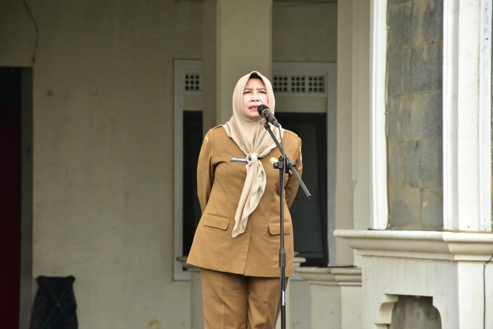 Sekretaris Daerah Kabupaten Sumedang, Tuti Ruswati, memimpin Apel Pagi