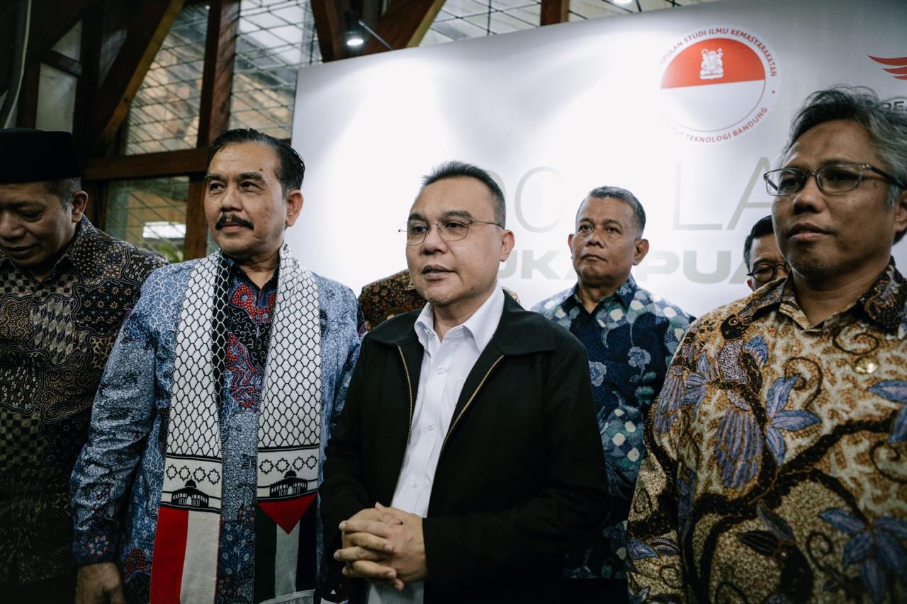 Ketua Dewan Direktur GREAT Institute, Syahganda Nainggolan meluncurkan buku terbarunya berjudul Menggugat Republik di Aula Barat Institut Teknologi Bandung