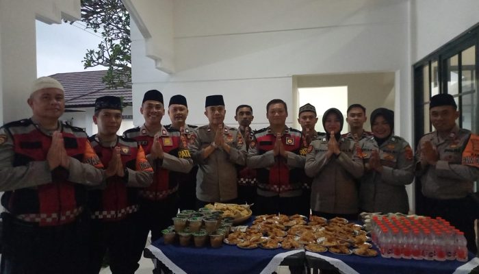 Sambut HUT Sabhara, Samapta Polres Tasikmalaya Tebar Takjil
