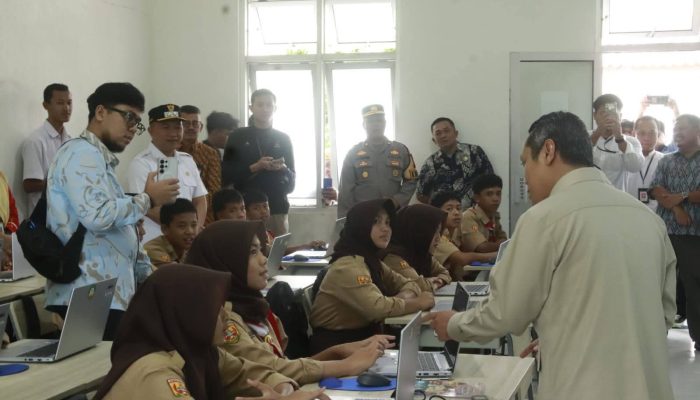 Wamendikdasmen Tinjau SRMP 7 Sukabumi, Wabup Andreas Dampingi