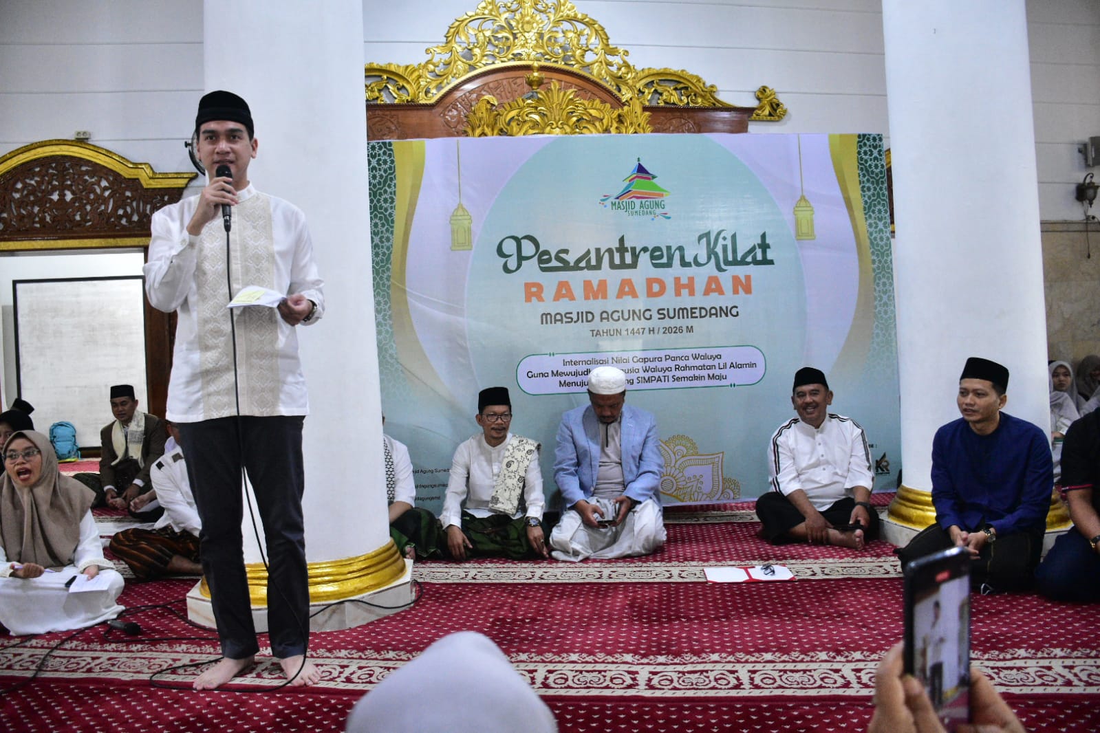 Wakil Bupati Sumedang M. Fajar Aldila resmi menutup Pesantren yang dilaksanakan di Masjid Agung Sumedang