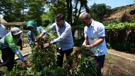 Waka BGN panen perdana Gertaman bersama Bupati Bandung Dadang Supriatna