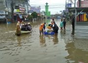 13 Kecamatan di Kabupaten Bandung Terkepung Banjir, 65 Rumah Rusak Diterjang Puting Beliung