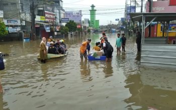 13 Kecamatan di Kabupaten Bandung Terkepung Banjir, 65 Rumah Rusak Diterjang Puting Beliung