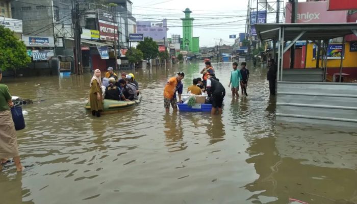 13 Kecamatan di Kabupaten Bandung Terkepung Banjir, 65 Rumah Rusak Diterjang Puting Beliung