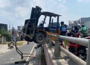 Forklift Tabrak Pembatas di Flyover Bypass Karawang, Sopir Luka Kepala
