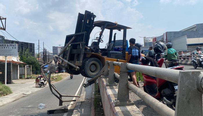 Forklift Tabrak Pembatas di Flyover Bypass Karawang, Sopir Luka Kepala