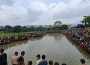 Hari Jadi Sumedang ke-448: Warga Ngagogo Lauk di Kolam Masjid Al Kamil