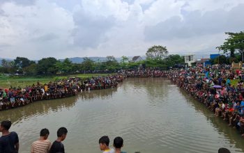 Hari Jadi Sumedang ke-448: Warga Ngagogo Lauk di Kolam Masjid Al Kamil