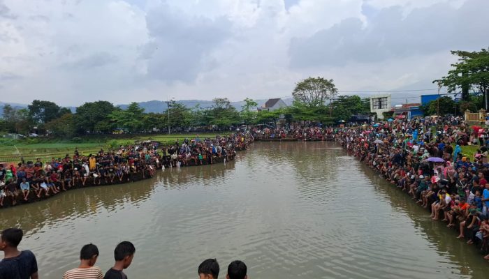 Hari Jadi Sumedang ke-448: Warga Ngagogo Lauk di Kolam Masjid Al Kamil