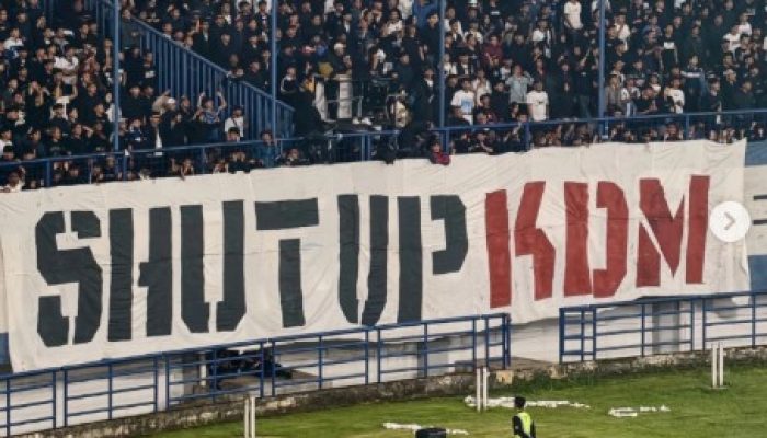 Spanduk “Shut Up KDM” Muncul di Laga Persib, Simbol Protes Suporter atau Pesan Politik?