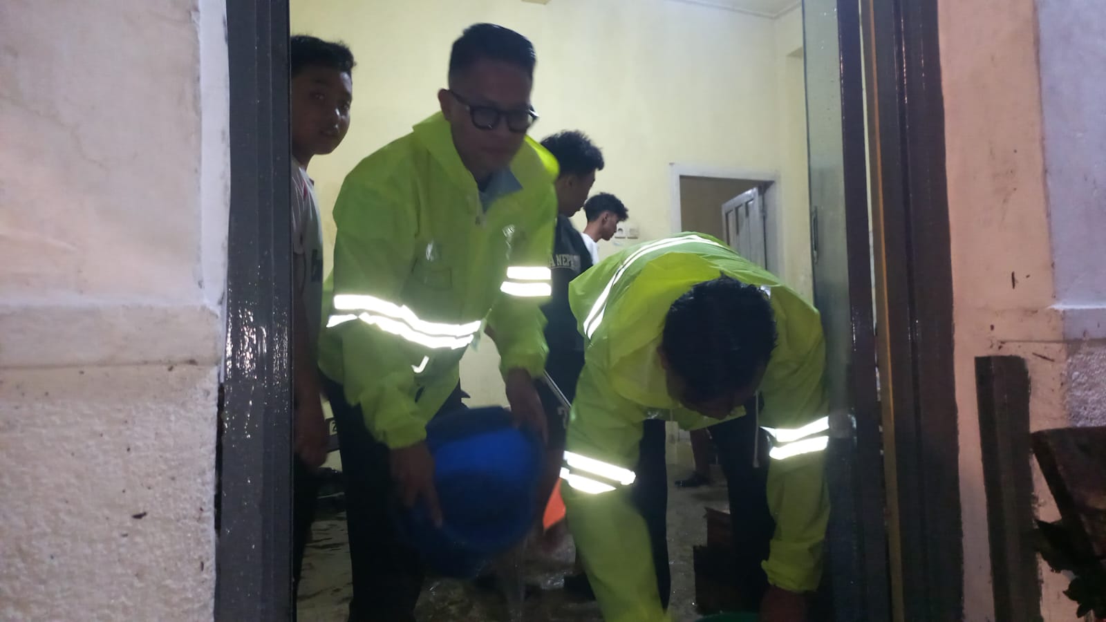 Kapolres Tasikmalaya Kota, AKBP Andi Purwanto, turun langsung ke lapangan untuk memantau situasi sekaligus membantu mengurai kemacetan.