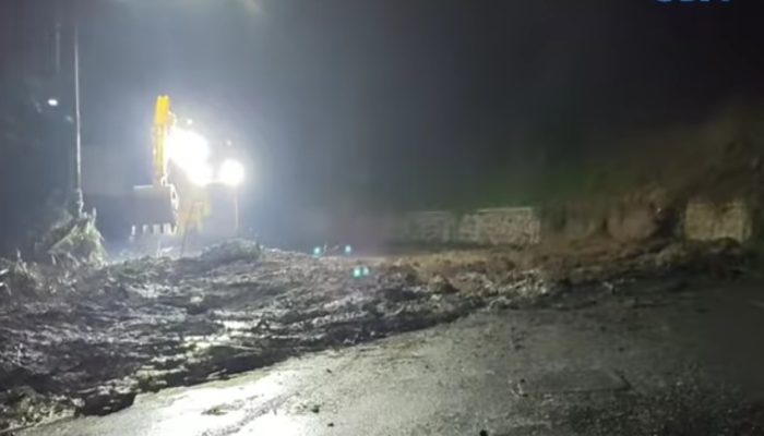 Cadas Pangeran Longsor, Jalur Bandung–Cirebon Sempat Putus