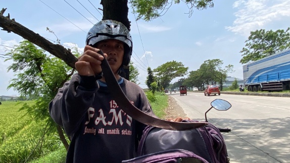 Pemudik Korban Begal Menunjukan Sarung Clurit Pembegal