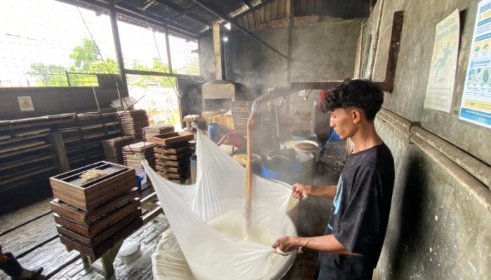 Harga Kedelai Melonjak, Perajin Tahu di Karawang Menjerit