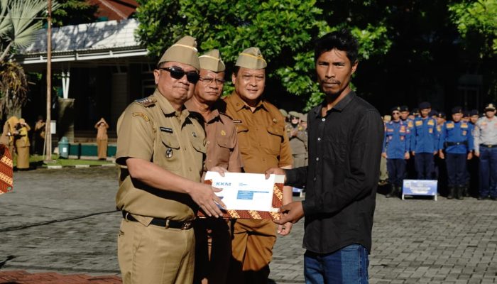 Bupati Garut Bagikan 4.400 Polis Asuransi untuk Petani