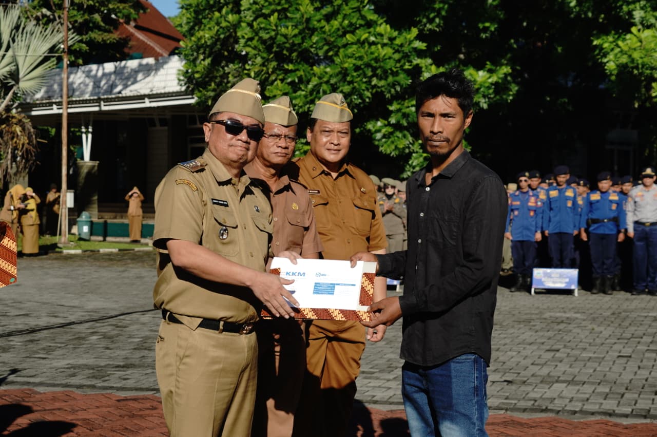 Penyerahan Polis Asuransi Petani