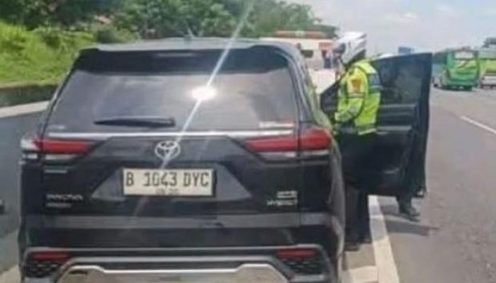 Mobil Seruduk Kendaraan di Karawang, Satu Orang Terluka
