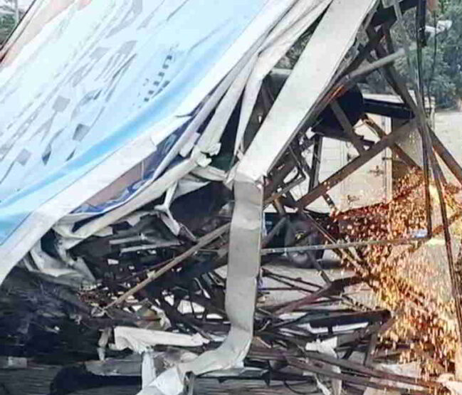 Bilboard Roboh