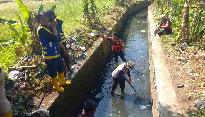 Aksi Bersih Sungai Warnai HKB 2026 di Tasikmalaya