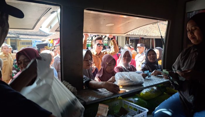 Warga Darmaraja Serbu Gerakan Pangan Murah dan Gebyar Sembako Dhuafa